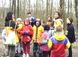 Aufmerksam hren die Kinder dem Vortrag zu.