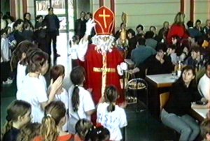 St. Nikolaus betritt die Halle.
