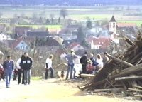 Das Holz wird gestapelt.