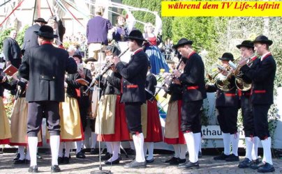 Im Hintergrund der Bndertanz